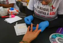 Dezembro Vermelho reforça prevenção combinada, testagem e cuidado contínuo