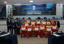 Papy entrega Moção de Congratulação a militares pelas conquistas na competição Bombeiros de Aço