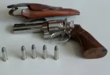 Durante cumprimento de mandado de prisão em Campo Grande, policiais civis apreendem arma de fogo e munições