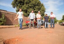 Serviço de tapa-buraco começa no Guanandi após Papy levar equipe da Sisep ao bairro