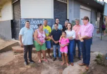 Prefeita Adriane Lopes passa em bairros da Capital para escutar e atender pedido de moradores