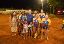 Prefeita Adriane Lopes entrega iluminação em aldeia e ultrapassa 130 campos iluminados