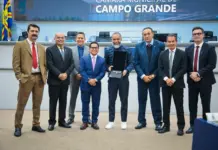 Presidente Papy entrega título de “Visitante Ilustre” a palestrante nacional sobre empreendedorismo