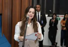 Mara Caseiro tem lei sancionada que reconhece escola de samba de Corumbá