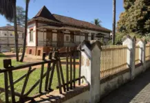 Histórica, “Casa da Prefeita” recebe revitalização da cerca de madeira