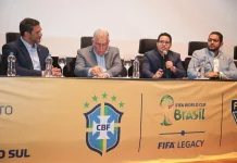 Presidente da CBF é homenageado por vereadores em agenda de entregas para o futebol da Capital