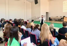 Lucas Bitencourt usa avaliação de escrita para direcionar ensino na Reme