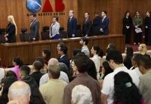 Luiz Renê Gonçalves do Amaral apadrinha novos advogados em solenidade de entrega de carteiras