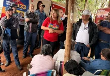 Sob chuva, Sandra Maria visita acampamentos na região de Naviraí