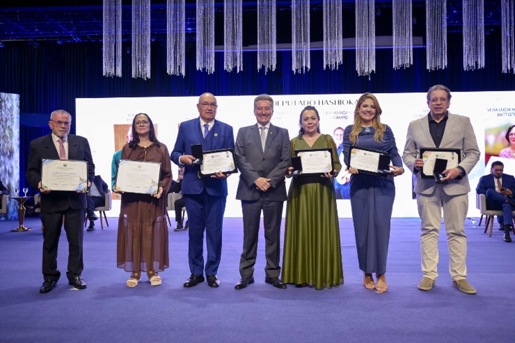 Hashioka homenageia seis personalidades com Títulos e Comendas do Mérito Legislativo