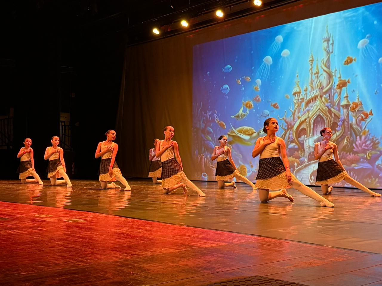 Espetáculo reúne mais de 300 crianças e adolescentes da Oficina Pública de Ballet