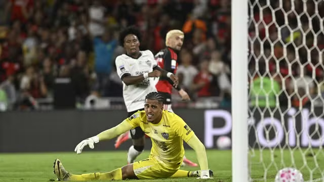 Carrascal decide nos acréscimos e Flamengo bate Atlético-MG para seguir líder