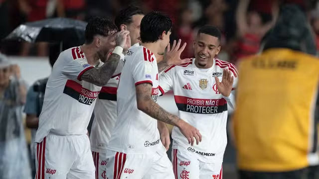Flamengo goleia o Vasco e abre três pontos de vantagem na liderança