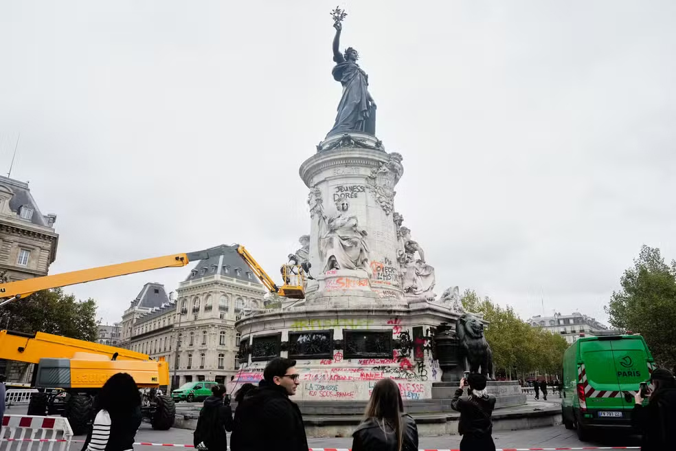 Milhares vão às ruas de Paris após Justiça suspender proibição de protesto